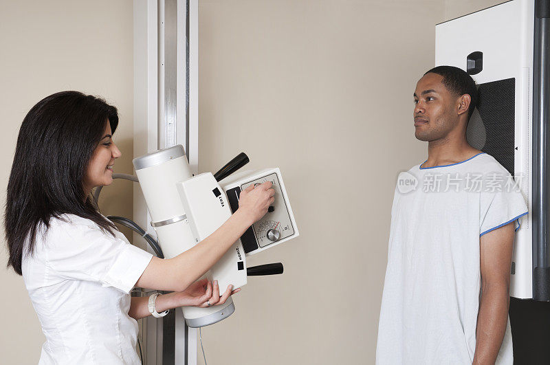 女性放射科医生为男性病人做x光检查
