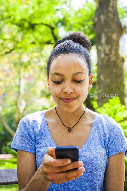 年轻女子在电话里发短信