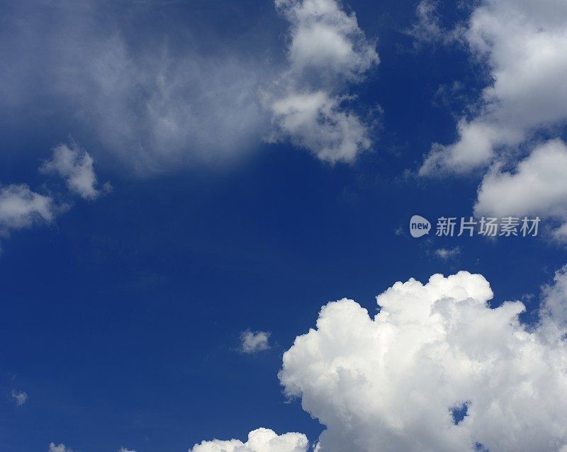蓬松的白色积云和蓝天