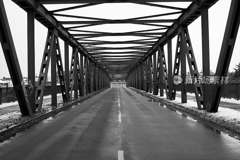 钢桁架桥-黑白