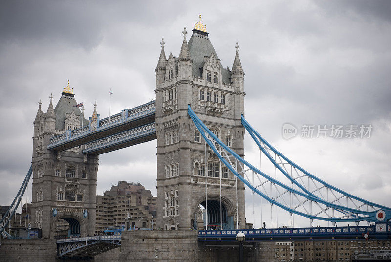 横跨泰晤士河的伦敦著名地标塔桥