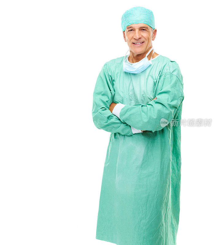 穿着手术服的男外科医生随意地站在白衣上