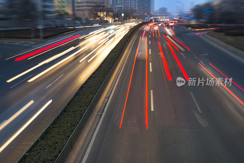 多车道高速公路夜间高峰时段的交通状况