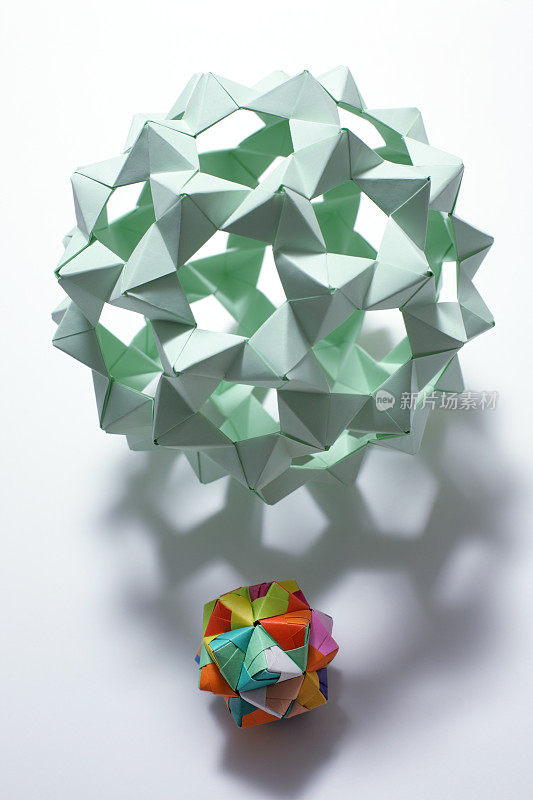 两种彩色几何折纸多面体工艺设计