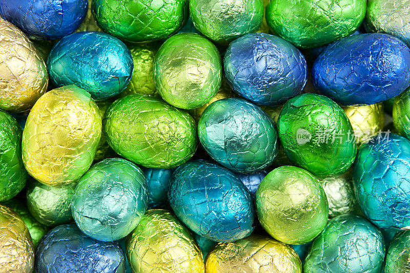 蓝色、绿色和黄色的巧克力复活节彩蛋