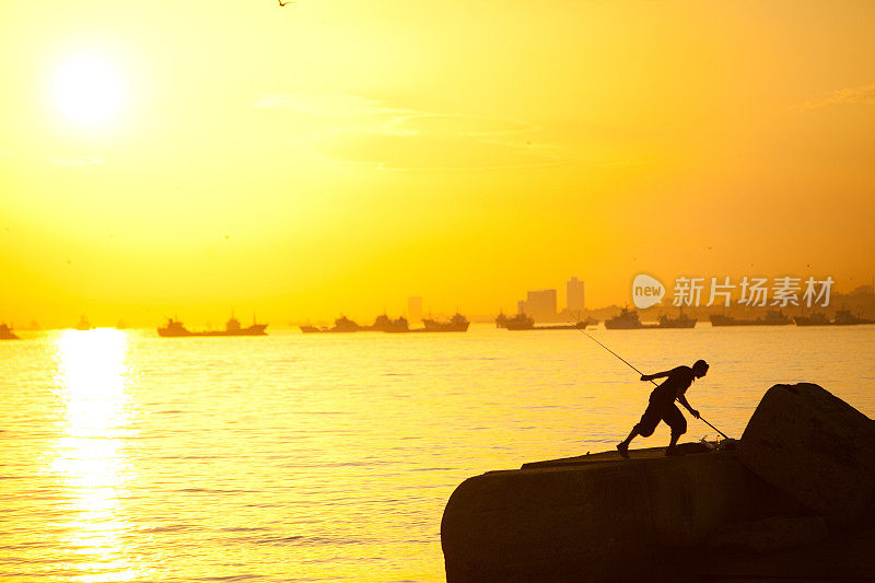 在海滩上跑酷跳跃