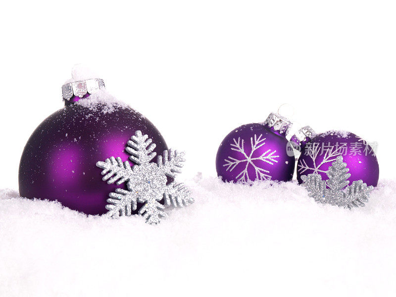 紫色圣诞球在雪