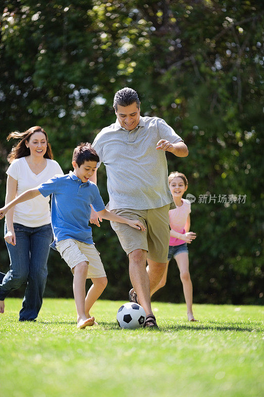 一家人在公园里踢足球