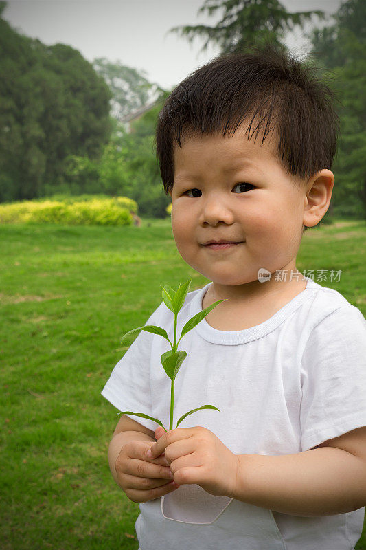 在大自然中怀抱新生命的亚洲婴儿