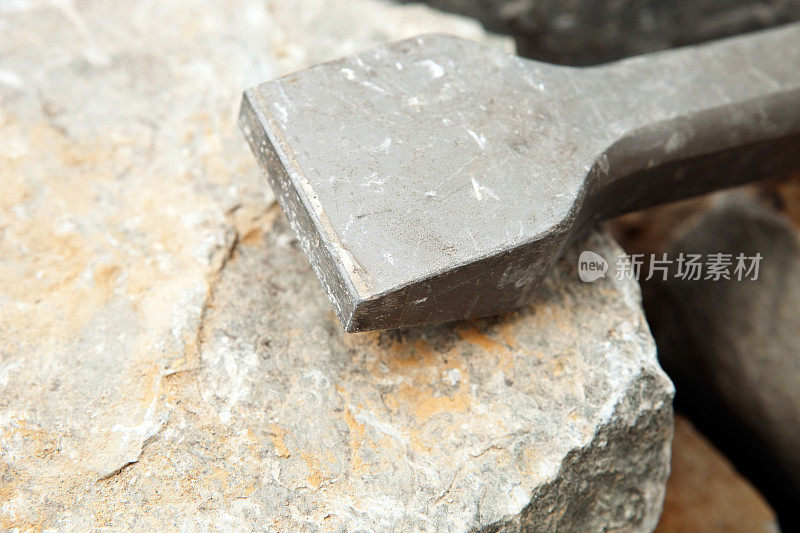 石匠硬质合金钝凿在岩石上