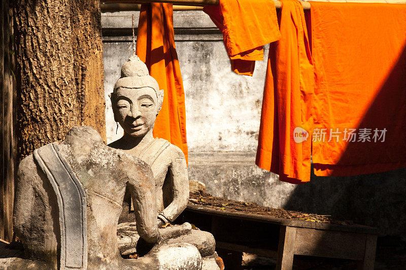 老挝:琅勃拉邦线上僧袍庭院