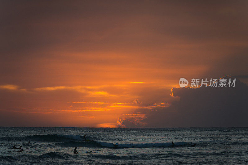 夕阳从威基基海滩