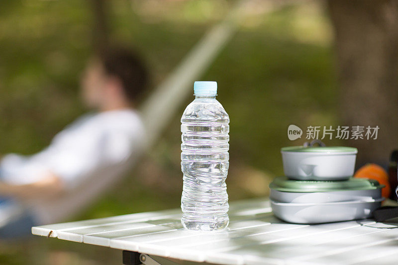 营地桌上的瓶装水