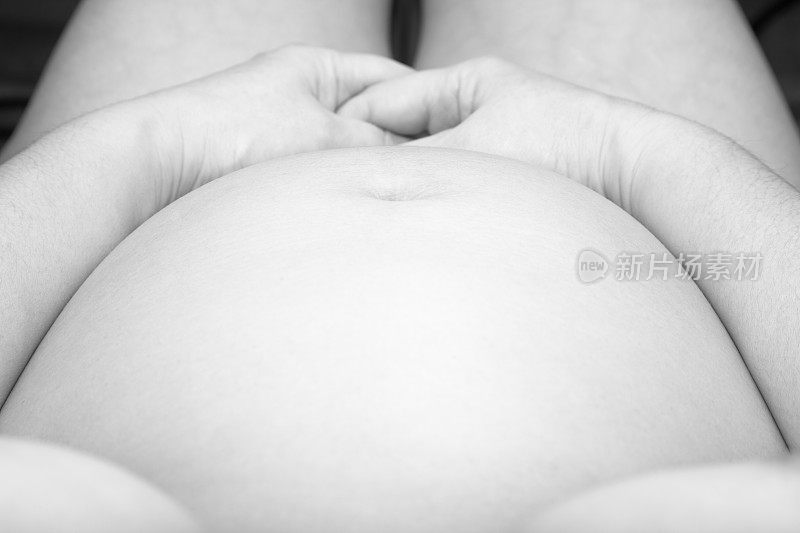 怀孕17周时，孕妇的肚子变大了