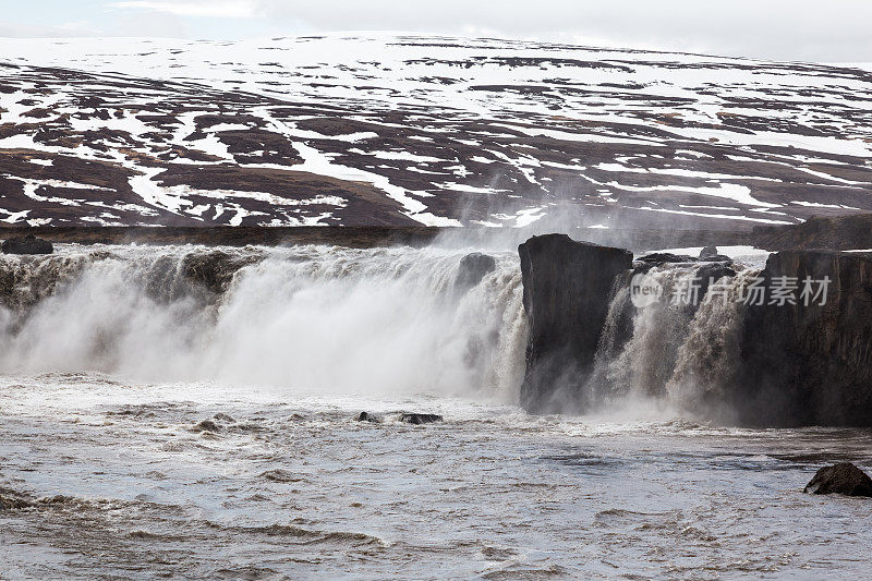 冰岛的Godafoss，一个典型的瀑布