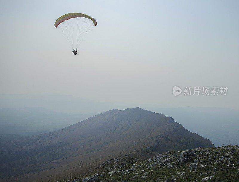 用滑翔伞飞越山顶