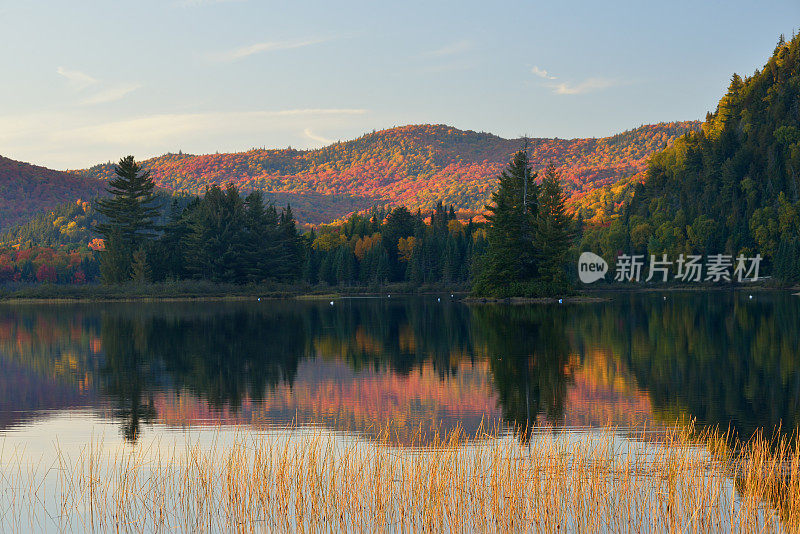 加拿大门罗湖的秋景