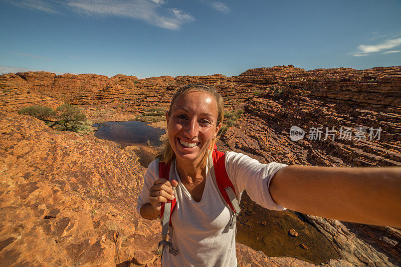 一名在澳大利亚徒步旅行的年轻女子在自拍