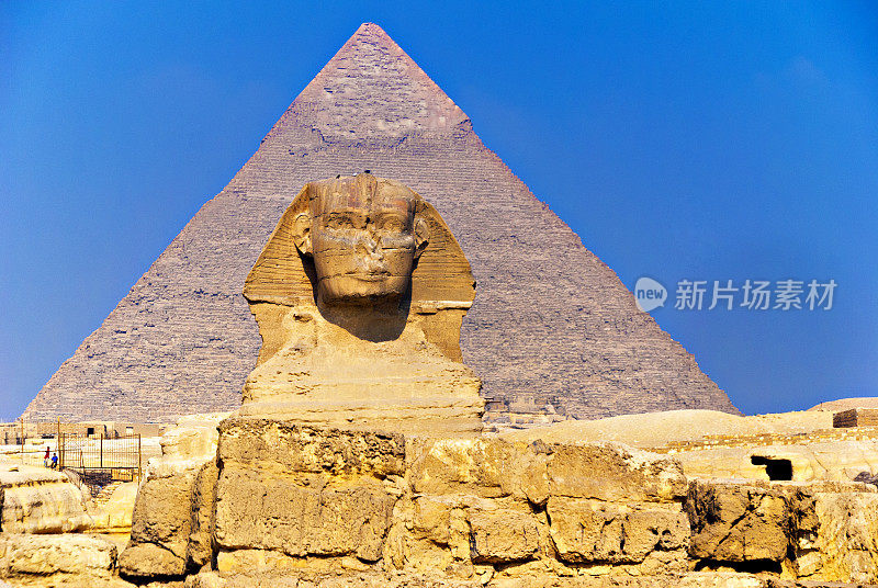 狮身人面像的背景是金字塔