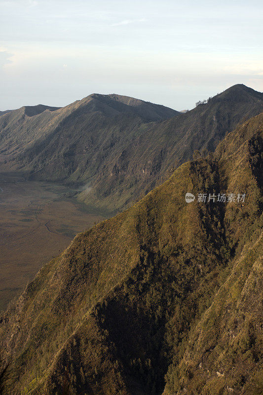 印度尼西亚腾格里火山口的陡峭边缘