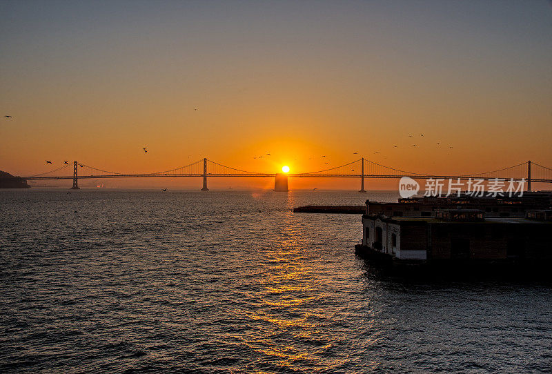 海湾大桥上的日出