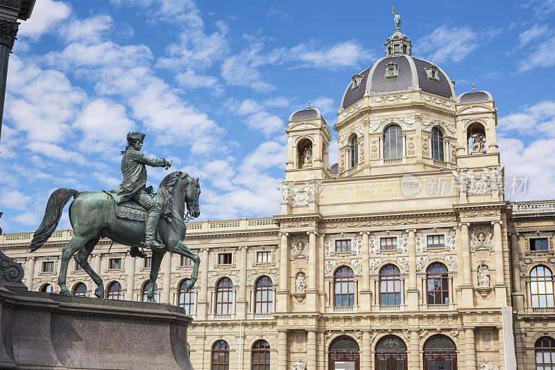 奥地利维也纳自然历史博物馆和骑马雕像