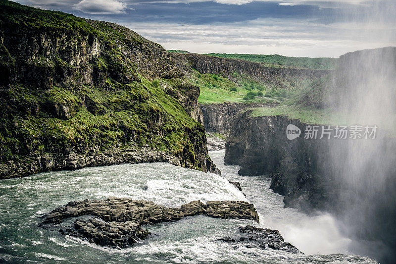 海湾瀑布坠入高压峡谷。河、冰岛