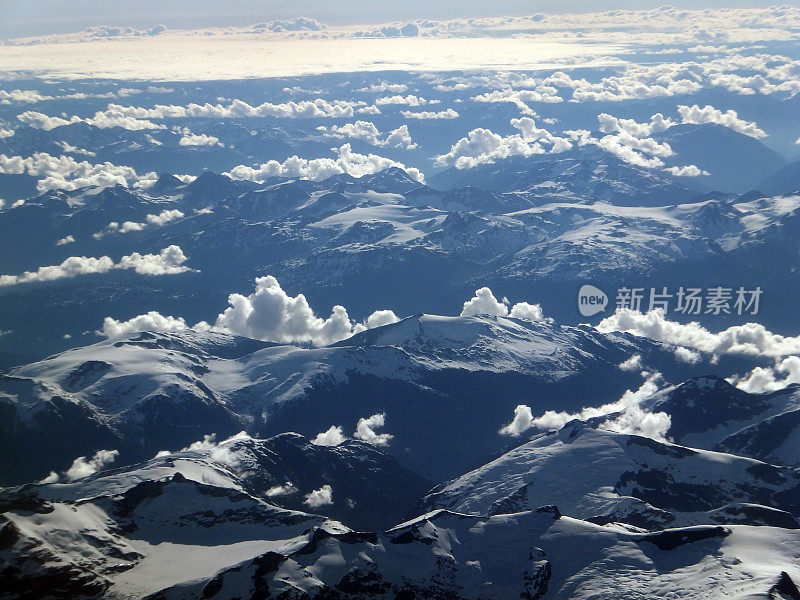 加拿大雪山的鸟瞰图