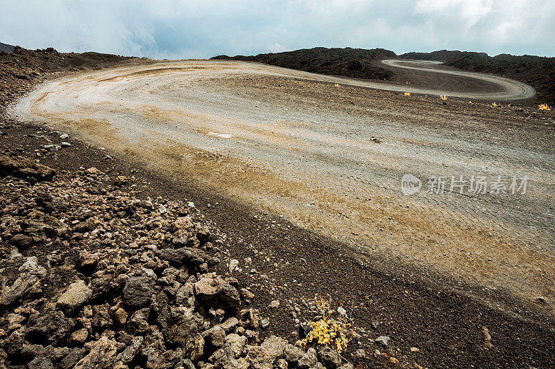 蜿蜒的道路穿过成堆的火山石头