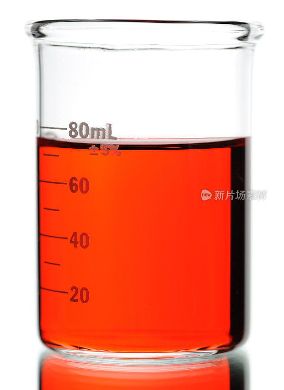 烧杯中的红色化学物质以白色为背景