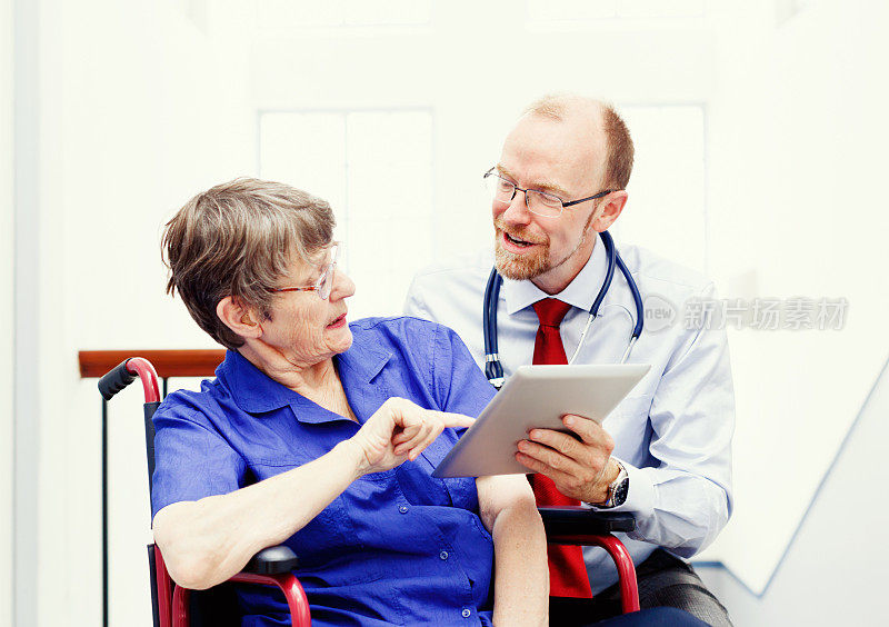 微笑的医生向老年病人解释健康问题