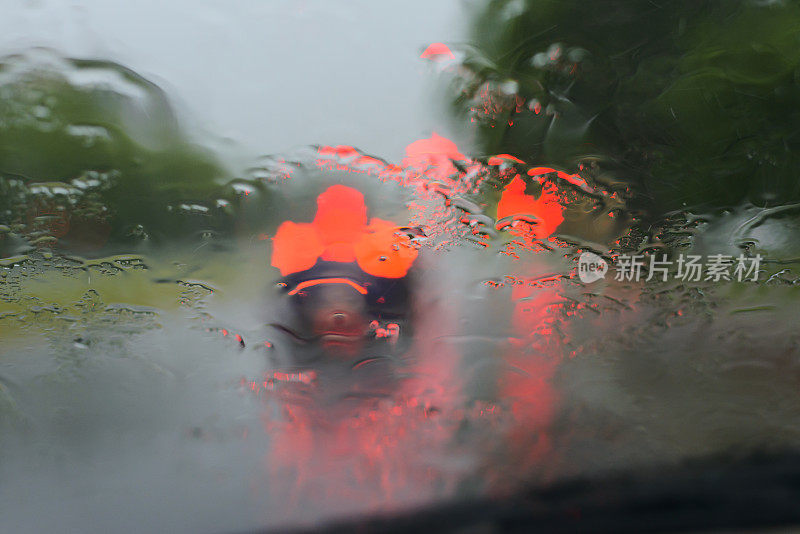 在雨天开车