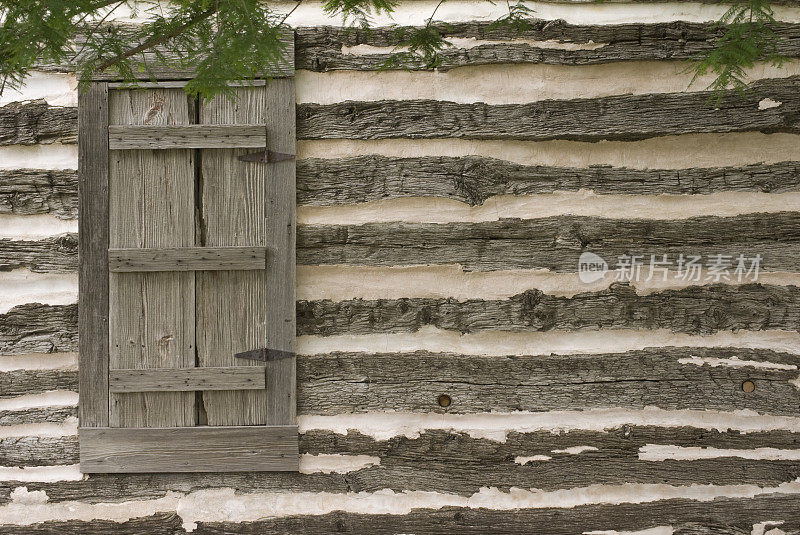 原木小屋与木制百叶窗背景