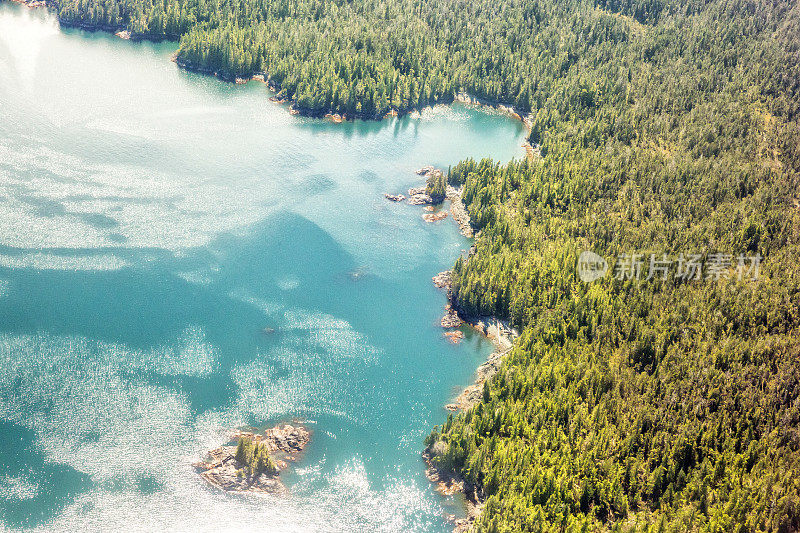 阿拉斯加的岩石海岸和清澈的海水