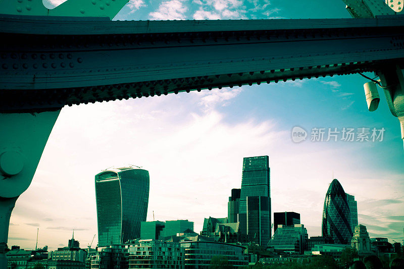 伦敦泰晤士河上空的地平线