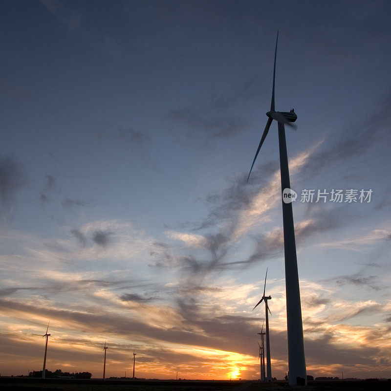 风力涡轮机农场在日落
