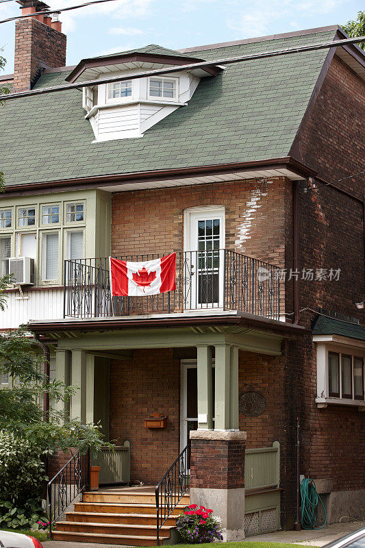 居住联排别墅覆盖着加拿大国旗