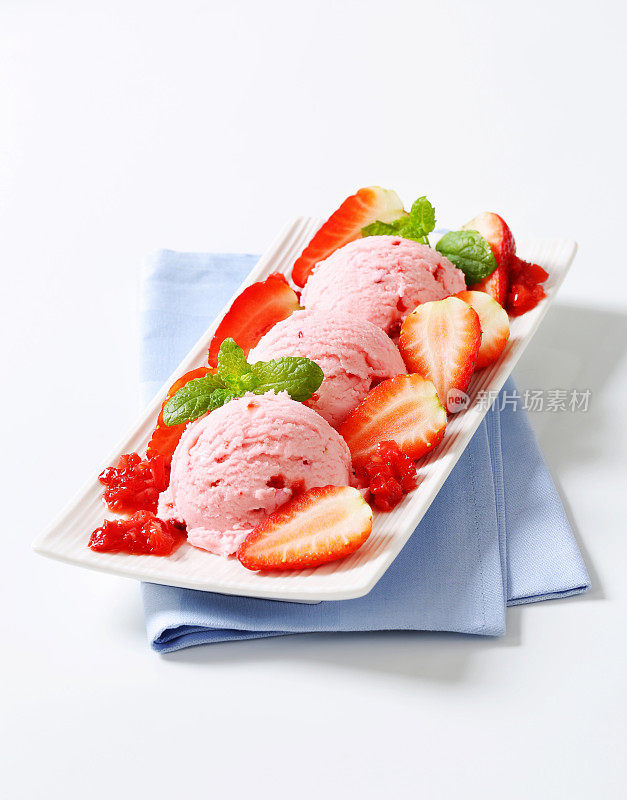三勺草莓冰淇淋