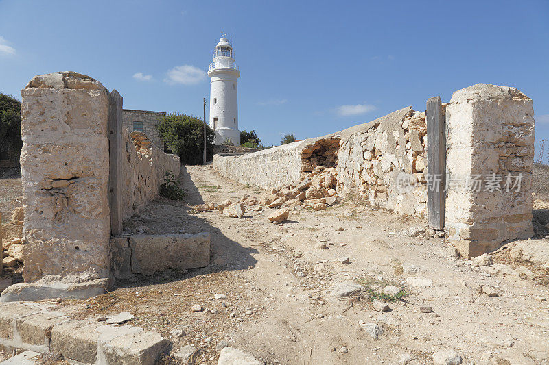人行道墙帕福斯灯塔考古遗址对蓝天塞浦路斯