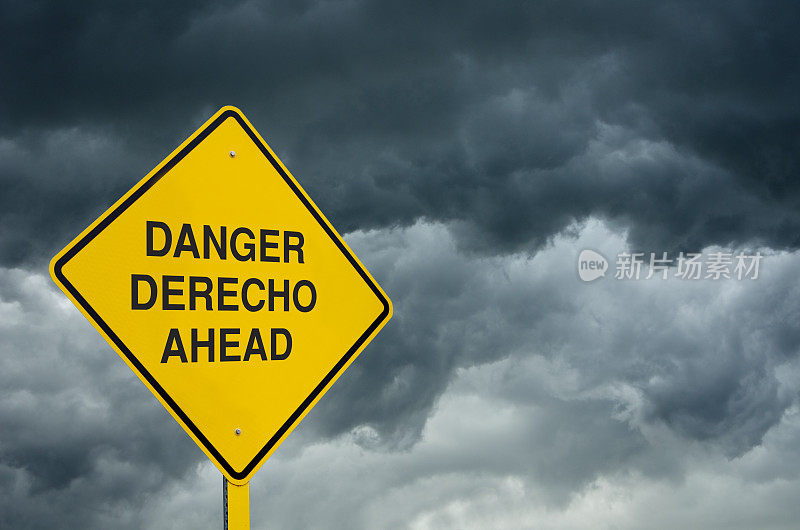 暴风雨云层前的“危险”警告标志