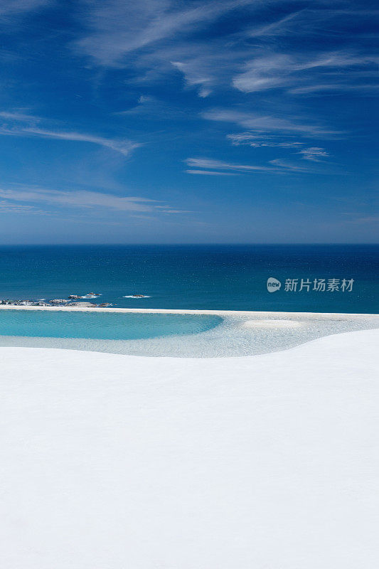 干净的海滩，游泳池和大海