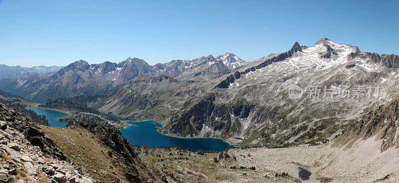 新维尔山和两个湖的全景