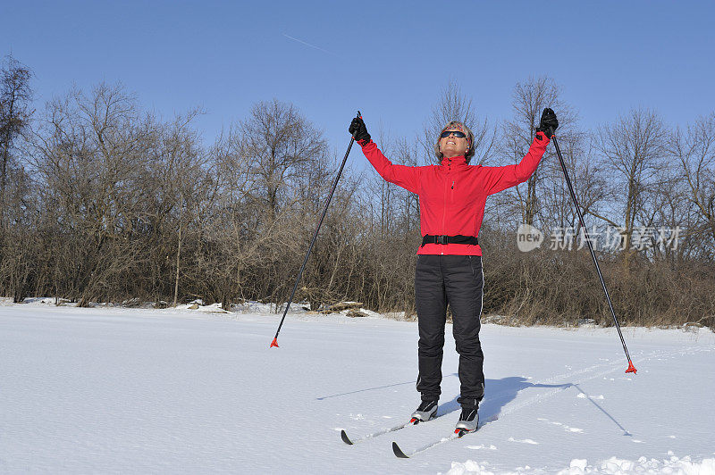 快乐而微笑的女人，越野滑雪，冬季运动