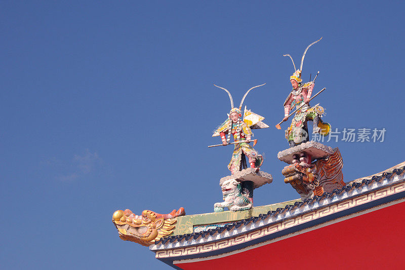 中国士兵在寺庙的屋顶上