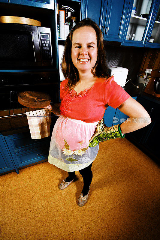 孕妇在厨房烤蛋糕