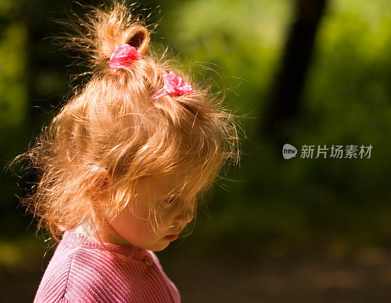 悲伤的金发女孩独自一人