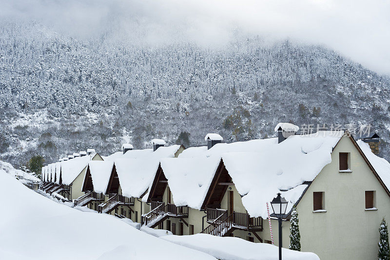 居民区被雪覆盖