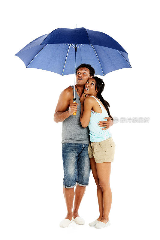 一对非洲夫妇在伞下仰望