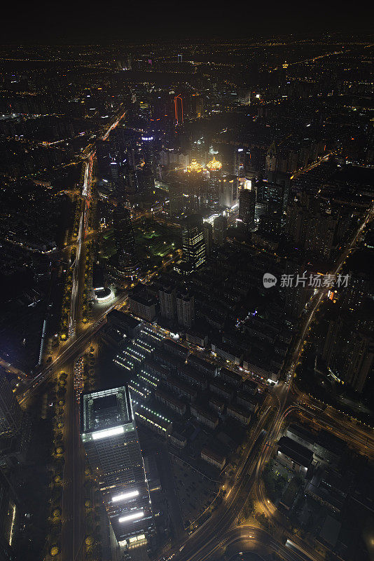 从空中俯瞰中国上海的霓虹夜景、城市摩天大楼、街道