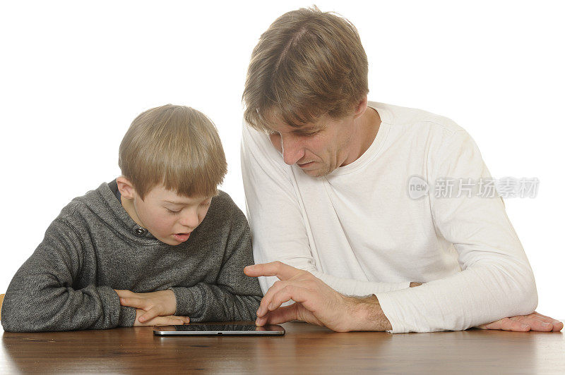 父子俩在玩平板电脑